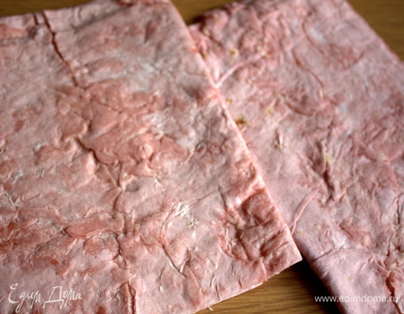 Лаваши у нас продают со свекольным соком, поэтому розовые. Есть еще со шпинатом.