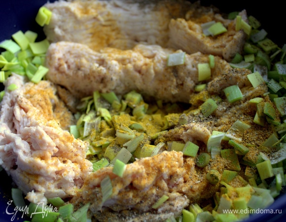 Добавить вместе с приправами в куриный фарш.