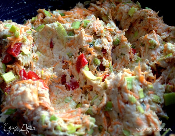 Натереть туда же морковь, измельчить паприку.