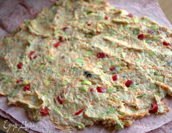 Расстелить лаваш и нанести слоем начинку не до верхнего края.