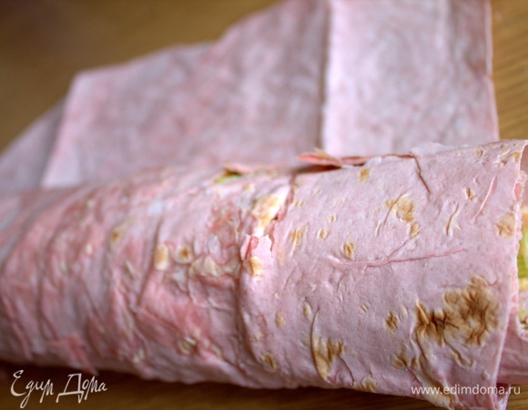 Из двух лавашей свернем 2 рулета.