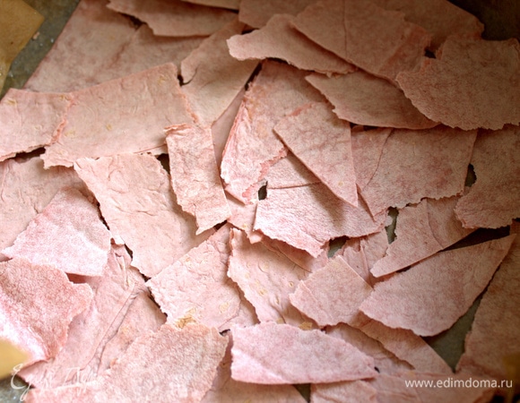 На дно разъемной формы диаметром 20 см положить обрезки от краев лаваша.