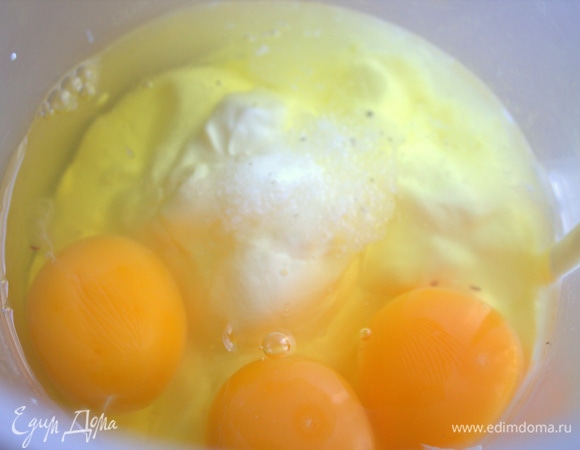 Для заливки взбить яйца со сметаной и солью.