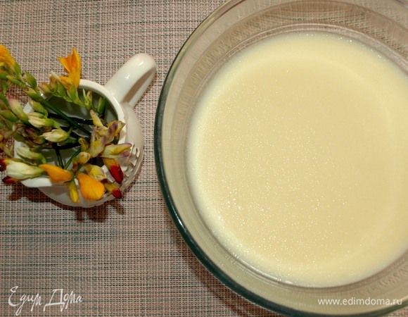 Все продукты должны быть комнатной температуры. В миске соединяем яйца, молоко, сахар, соль и растительное масло. Все взбиваем до однородного состояния.