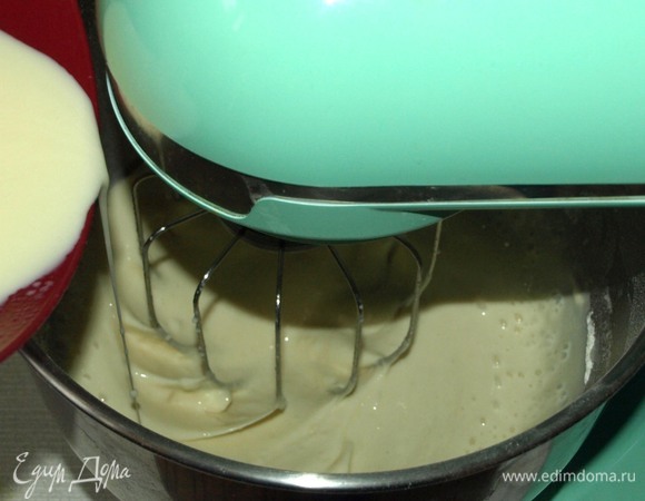 Муку просеять. Добавляем в нее маленькими порциями жидкие ингредиенты и смешиваем. Не добавляйте муку в жидкие ингредиенты, иначе не возникнет кулинарного волшебства!