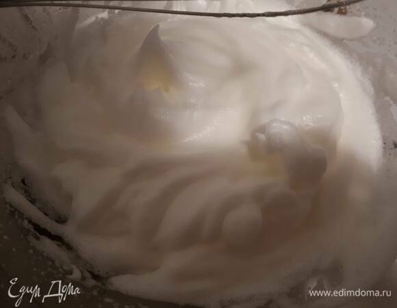 Взбейте белки в пену.