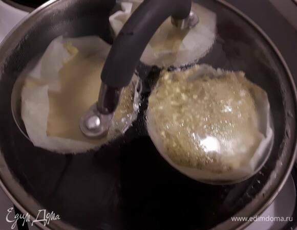 Из бумаги для запекания вырежьте несколько полосок и сформируйте кольца. Из данного количества ингредиентов у меня получилось 6 блинчиков диаметром 8 см. Выложите кольца на сковородку, заполните тестом до середины, вылейте на сковородку чайную ложку воды, накройте крышкой и выпекайте 4 минуты на слабом огне. Затем снимите крышку, переверните блинчики и выпекайте еще несколько минут. Готовность проверьте зубочисткой. Затем удалите бумагу.