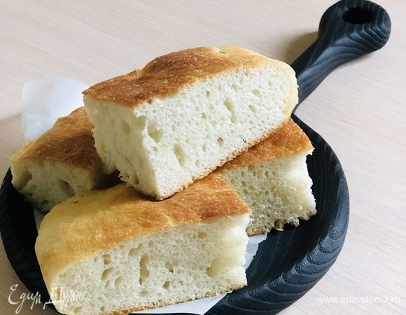 Аккуратно при помощи пальцев сделать в тесте вмятины. Смазать оливковым маслом, посыпать тимьяном или розмарином и поставить в разогретую до 180°C духовку. Выпекать до золотисто-коричневого цвета (примерно 20–25 мин).