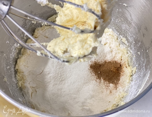 Добавить муку, разрыхлитель и корицу. Возможно, понадобится не вся мука, всыпайте постепенно, чтобы тесто не было слишком густым!
