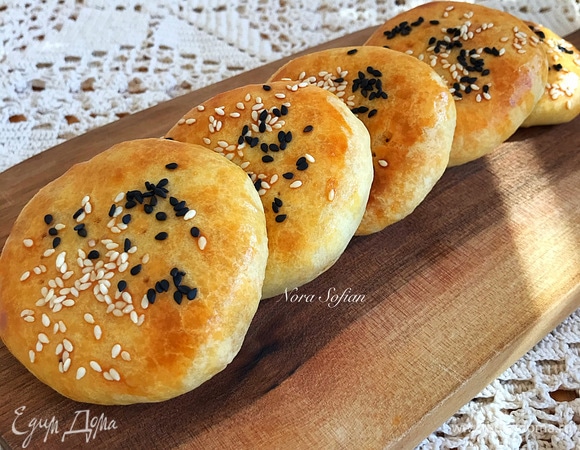 По желанию булочки можно посыпать кунжутом. Выпекать 20–25 минут.