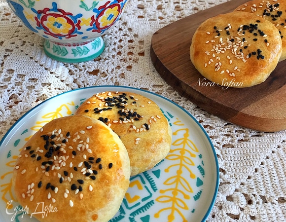 Готовые булочки достать из духовки и слегка остудить. Эти булочки хороши как в теплом, так и холодном виде.