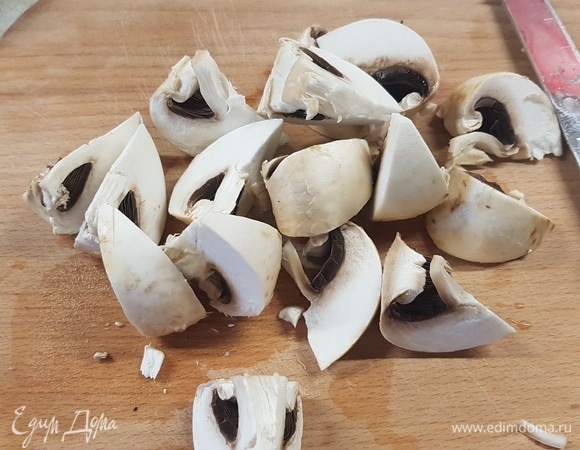 Шампиньоны разрезать на восемь частей.
