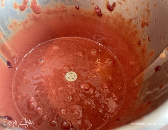 Печень вымойте, обсушите, срежьте пленки и жир, измельчите в блендере.