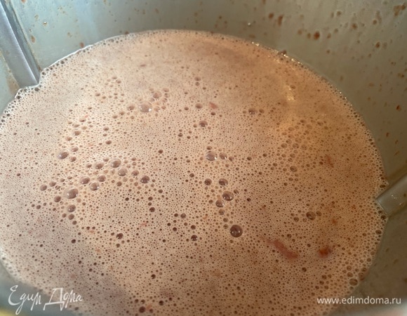 Добавьте молоко, яйца, соль и перец, хорошо взбейте.