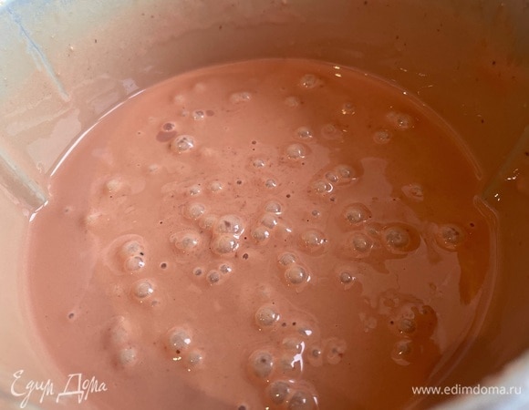 Добавьте муку и хорошо перемешайте.