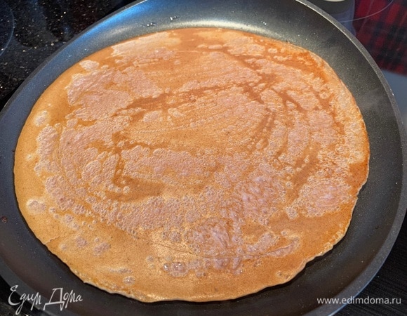 Пожарьте блины на растительном масле, стараясь сделать их как можно тоньше.