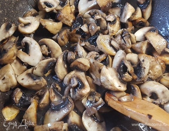 Грибы обжарить до румяного цвета.