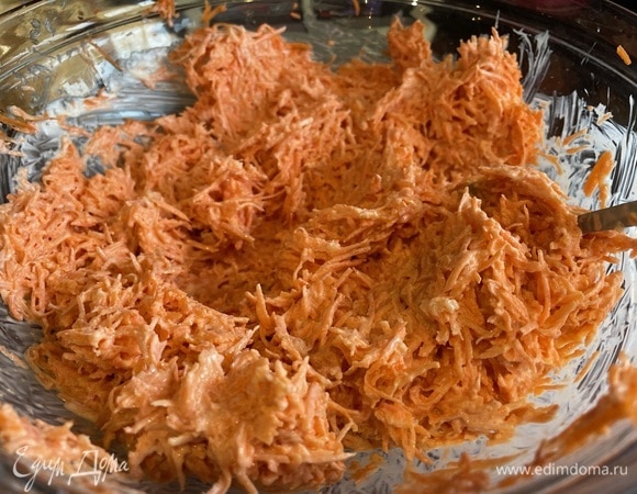 Добавьте выдавленный прессом чеснок и майонез, перемешайте.