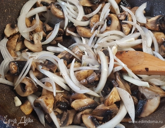 К обжаренным грибам добавить лук и чеснок.