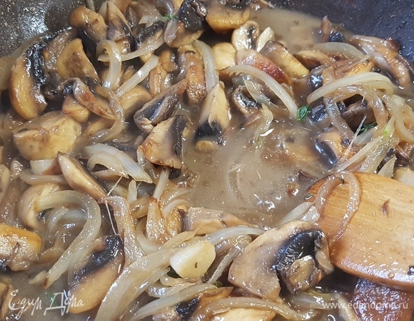 Влить вино, посолить и поперчить по вкусу, добавить любимые специи. Накрыть крышкой и тушить 15 минут.