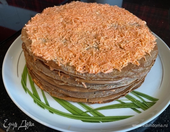 Готовый тортик поставьте в холодильник на 1–2 часа.