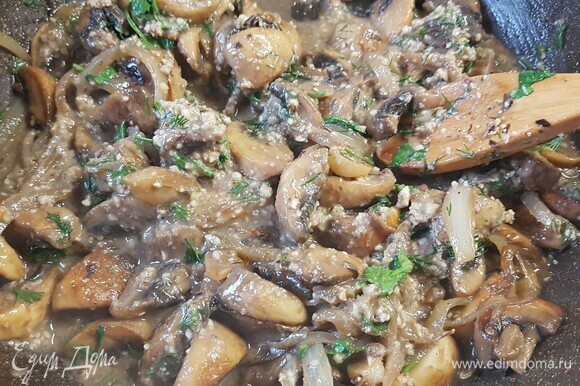 За минуту до готовности грибов положить в сковороду грецкие орехи и зелень. Прогреть минуту, и можно подавать к столу.