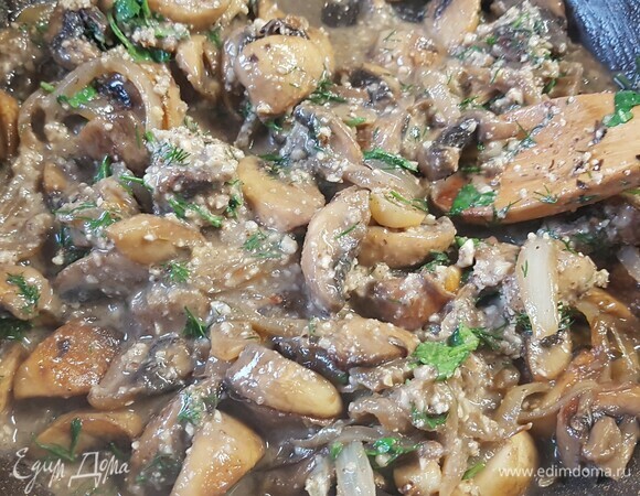 За минуту до готовности грибов положить в сковороду грецкие орехи и зелень. Прогреть минуту, и можно подавать к столу.