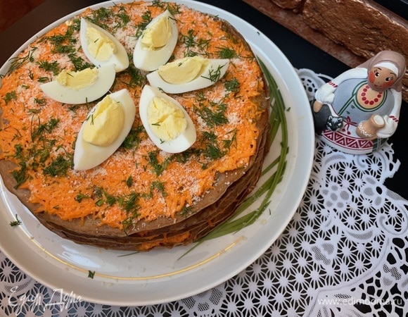 Перед подачей посыпьте торт тертым сыром, мелко нарезанным укропом и украсьте сваренным вкрутую яйцом.