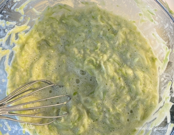 Кабачки очистить, натереть на мелкой терке, добавить яйца, соль, муку. Перемешать венчиком до однородности.