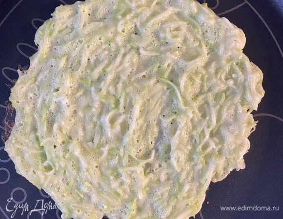 На сковороду выкладываем по 1–2 ст. л. теста и разравниваем, чтобы получился тонкий блинчик.