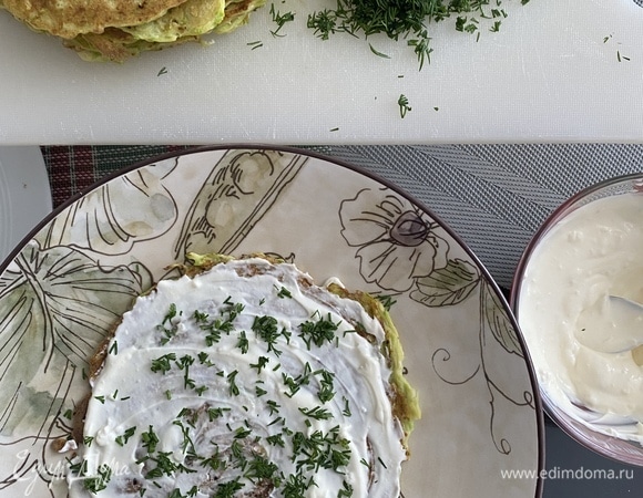 Из предложенного количества теста получилось 11 блинчиков диаметром 16 см. Этой порции нам хватает на шесть человек. Для начинки смешать майонез, измельченный чеснок. Укроп мелко порубить.