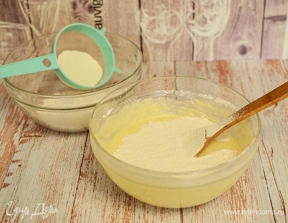 Просейте муку с разрыхлителем, постепенно добавляйте в яичную смесь, помешивая силиконовой или деревянной лопаткой.