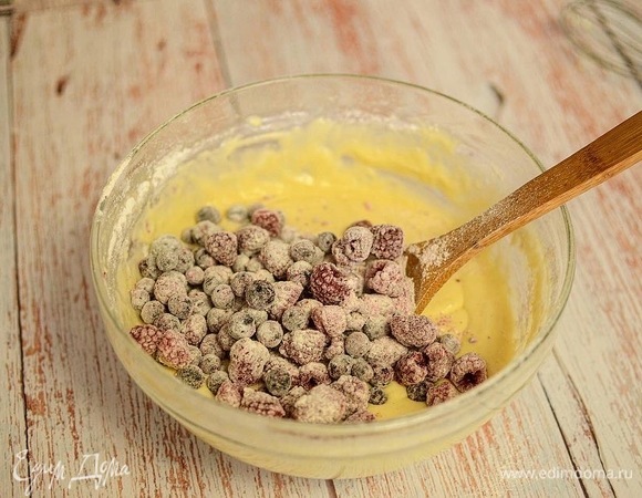 Чтобы ягоды не полопались, тщательно обваляйте их в муке и добавьте к тесту. Аккуратно перемешать.