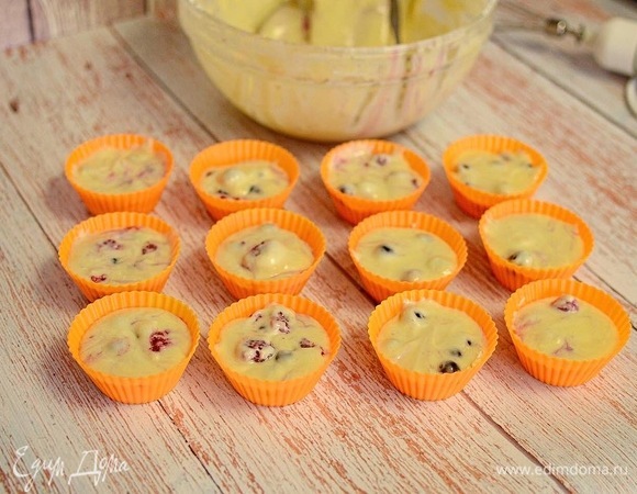 Распределите тесто по формочкам и отправьте в заранее разогретую до 180°C духовку на 20–25 минут.