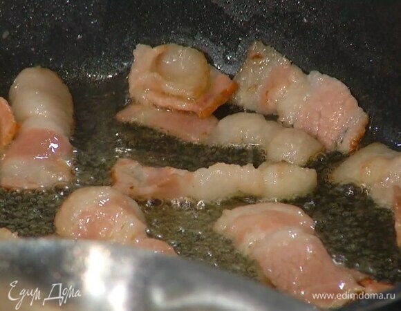 Разогреть в сковороде немного оливкового масла и обжарить бекон.