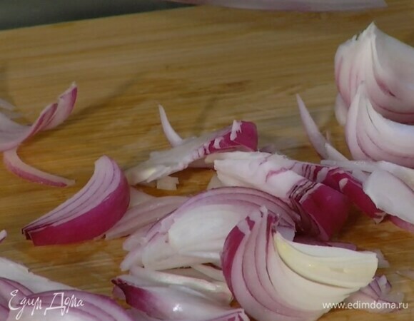Лук почистить и нарезать тонкими дольками.