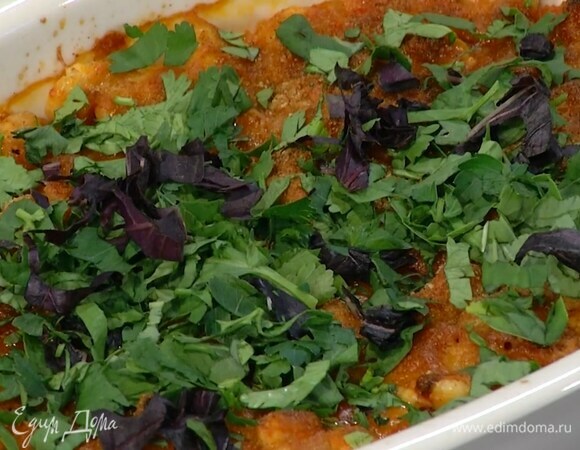 Кинзу, петрушку и базилик мелко порубить и посыпать запеченную фасоль.