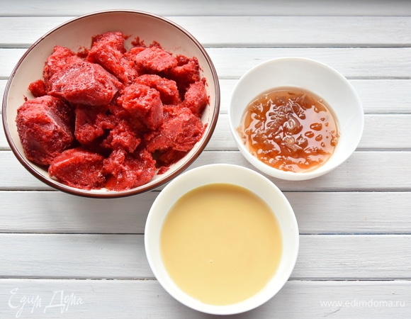 Подготовить необходимые продукты. Клубника перетертая (без сахара) и замороженная. Если нет сиропа из лепестков роз, просто увеличьте норму сгущенного молока или используйте любой другой сироп.