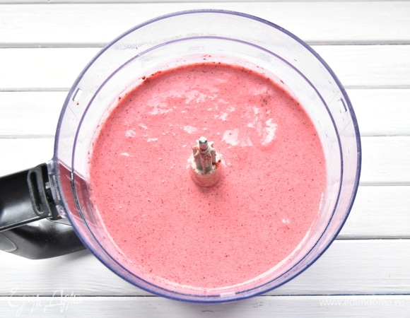 Измельчить клубнику. Можно это сделать блендером или в комбайне с насадкой «пластиковый нож», чтобы не раздробить семена. В ягодное пюре добавить сгущенное молоко и розовый сироп. Все еще раз перемешать.