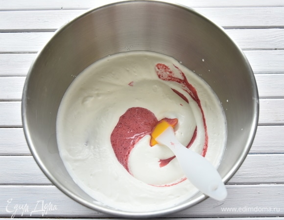 Во взбитые сливки ввести клубничное пюре. Смешать обе массы.