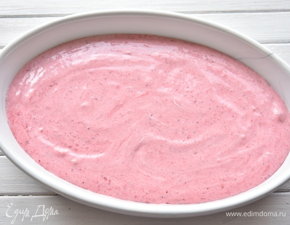 Переложить ягодно-сливочную массу в форму. Накрыть пленкой, чтобы мороженое не впитало в себя посторонние запахи. Поставить контейнер в морозильную камеру. Через 1 час достать мороженое и перемешать, чтобы в нем не образовывались кристаллы льда. Повторить процедуры еще пару раз с интервалом 1–2 часа. Через 4–6 часов мороженое полностью застынет.