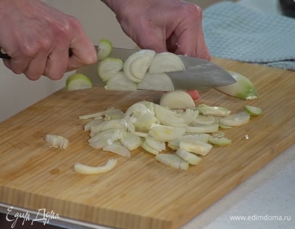 Шалот почистить и нарезать тонкими полукольцами.