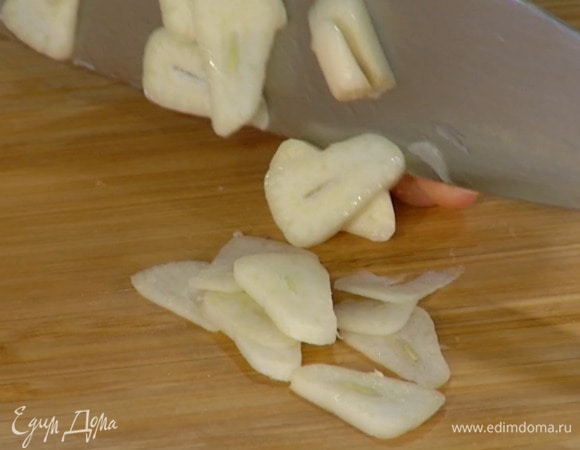 Чеснок почистить и нарезать пластинками.