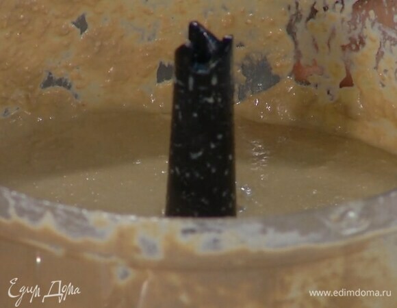 Слегка остывшую печень взбить в блендере в однородную массу и переложить в банку.