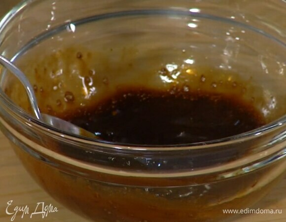 Кофе растворить небольшим количеством горячей воды, затем влить ром и все перемешать.