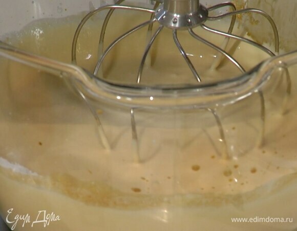 Сливки и сгущенное молоко влить в чашу комбайна и взбить все насадкой-венчиком, затем, продолжая взбивать, влить кофе с ромом.