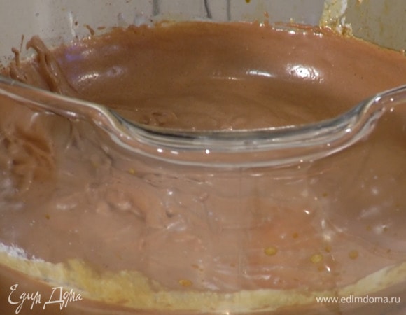 Выключить комбайн, всыпать какао и вымешивать на маленькой скорости, постепенно ее увеличивая, пока не получится густая, пышная масса.