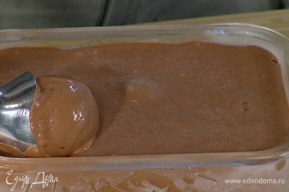 Перелить шоколадно-кофейную массу в форму, накрыть крышкой и отправить в морозильник.