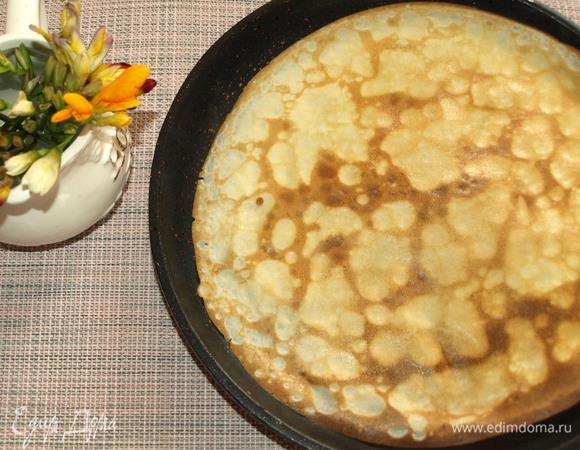 Сковороду очень хорошо разогреваем. Смазываем маслом при помощи кулинарной кисти. Немного уменьшаем огонь и выпекаем блины с двух сторон. Если у вас хорошая блинная сковорода, то смазать ее маслом достаточно один раз.