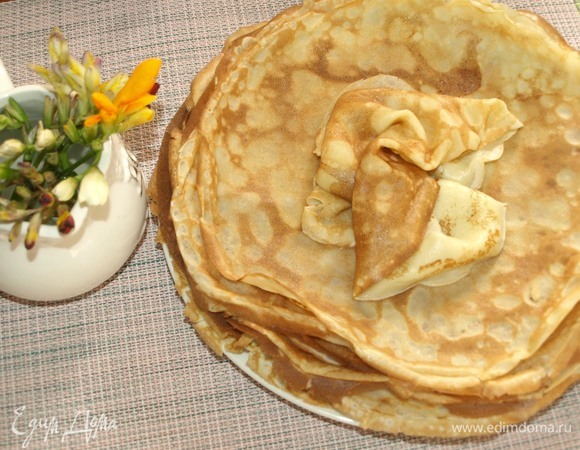 Выкладываем блины на тарелку.